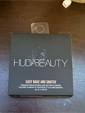 Huda Beauty Easy Bake and Snatch Pressed Brightening Powder - Black
